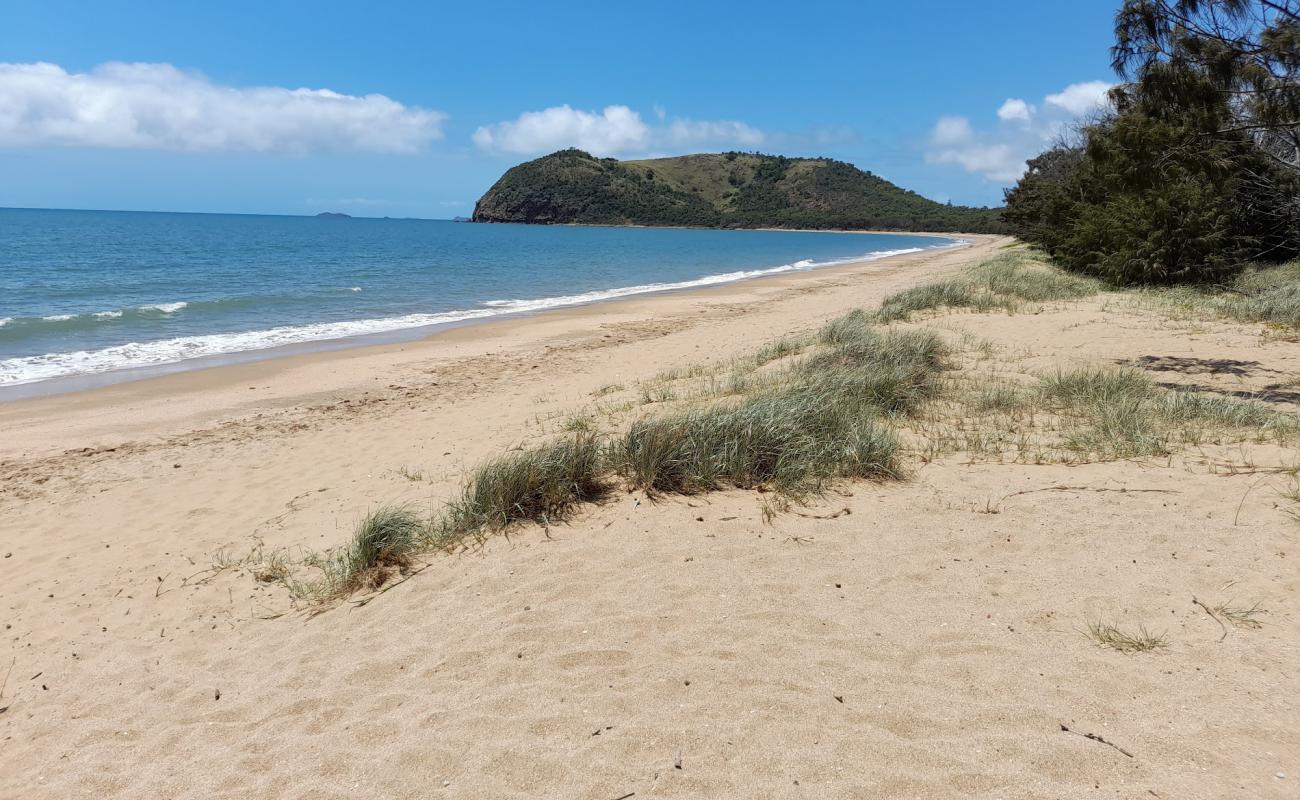 Фото Mulambin Beach с светлый песок поверхностью