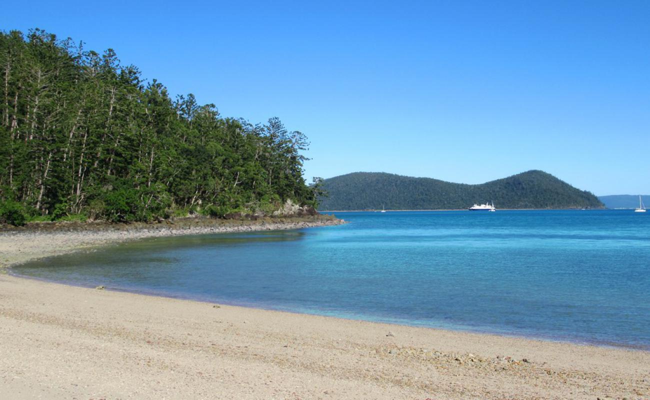 Фото Dugong Beach с светлый песок поверхностью