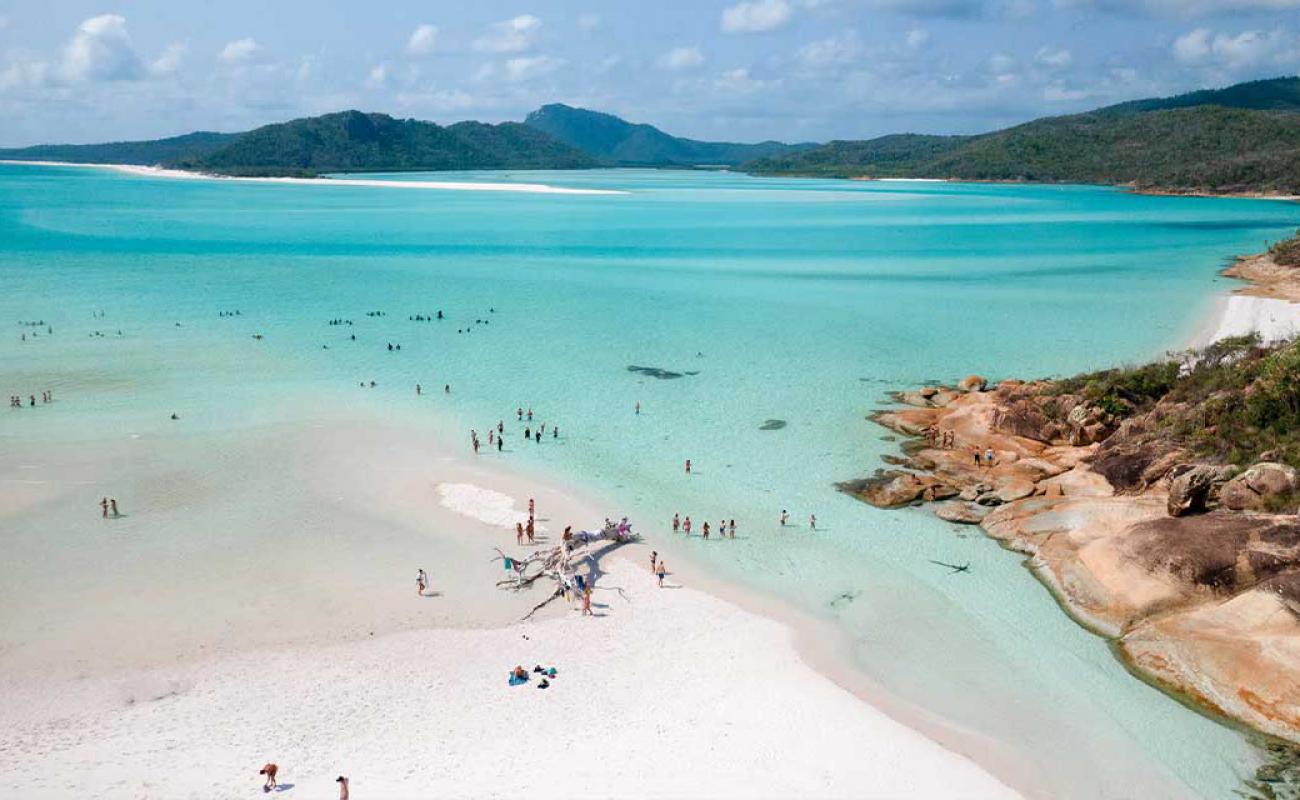 Фото Hill Inlet Lookout Beach с белый чистый песок поверхностью