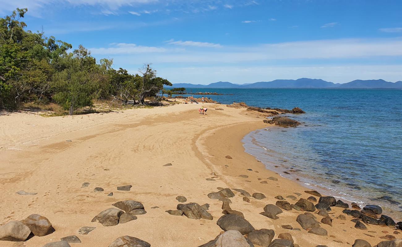 Фото Froggies Beach с светлый песок поверхностью