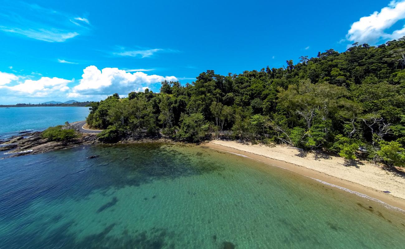 Фото Wee Beach с светлый песок поверхностью