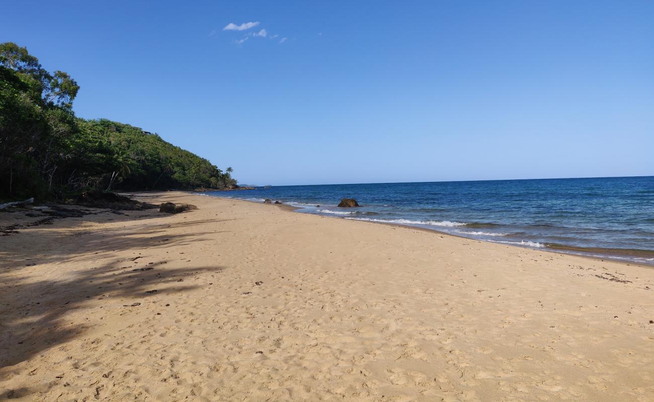 Фото Brookes Beach с светлый песок поверхностью