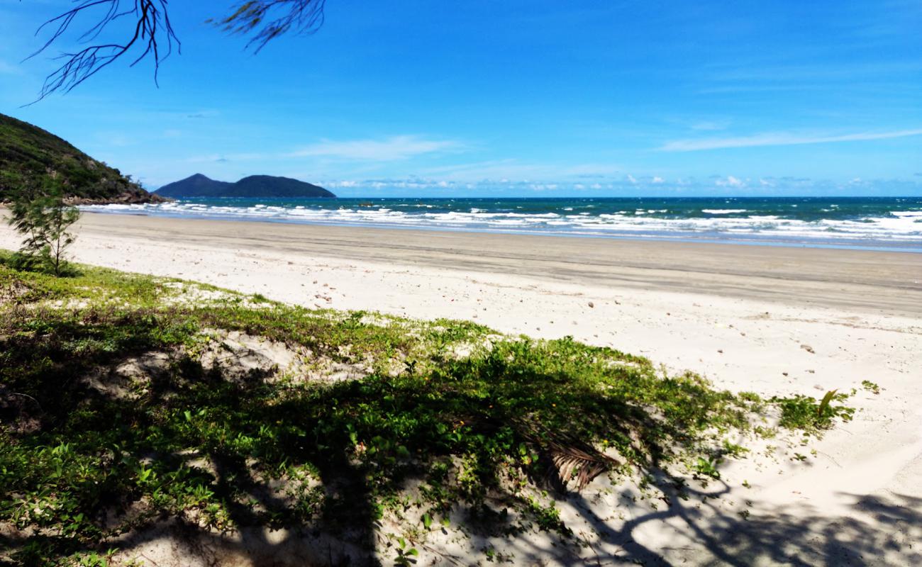 Фото Wungu Beach с светлый песок поверхностью