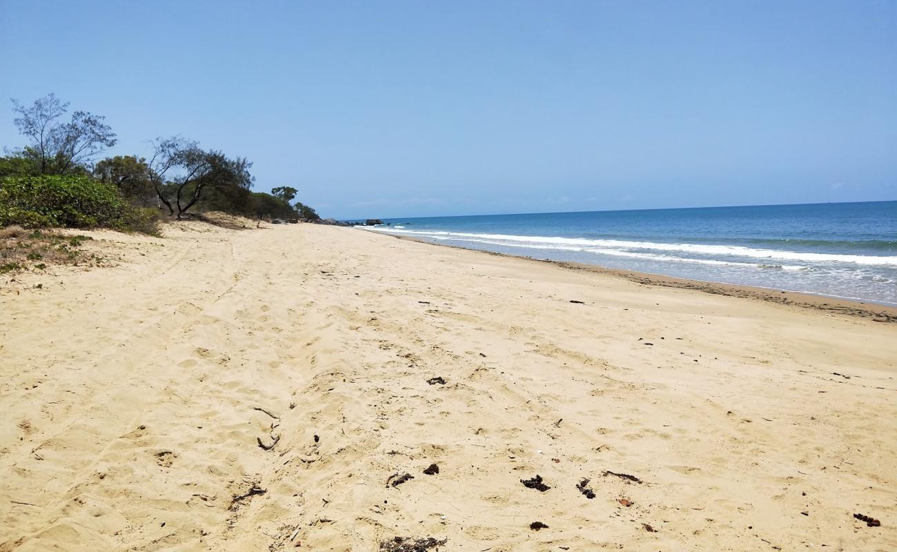 Фото Borderline Beach с светлый песок поверхностью