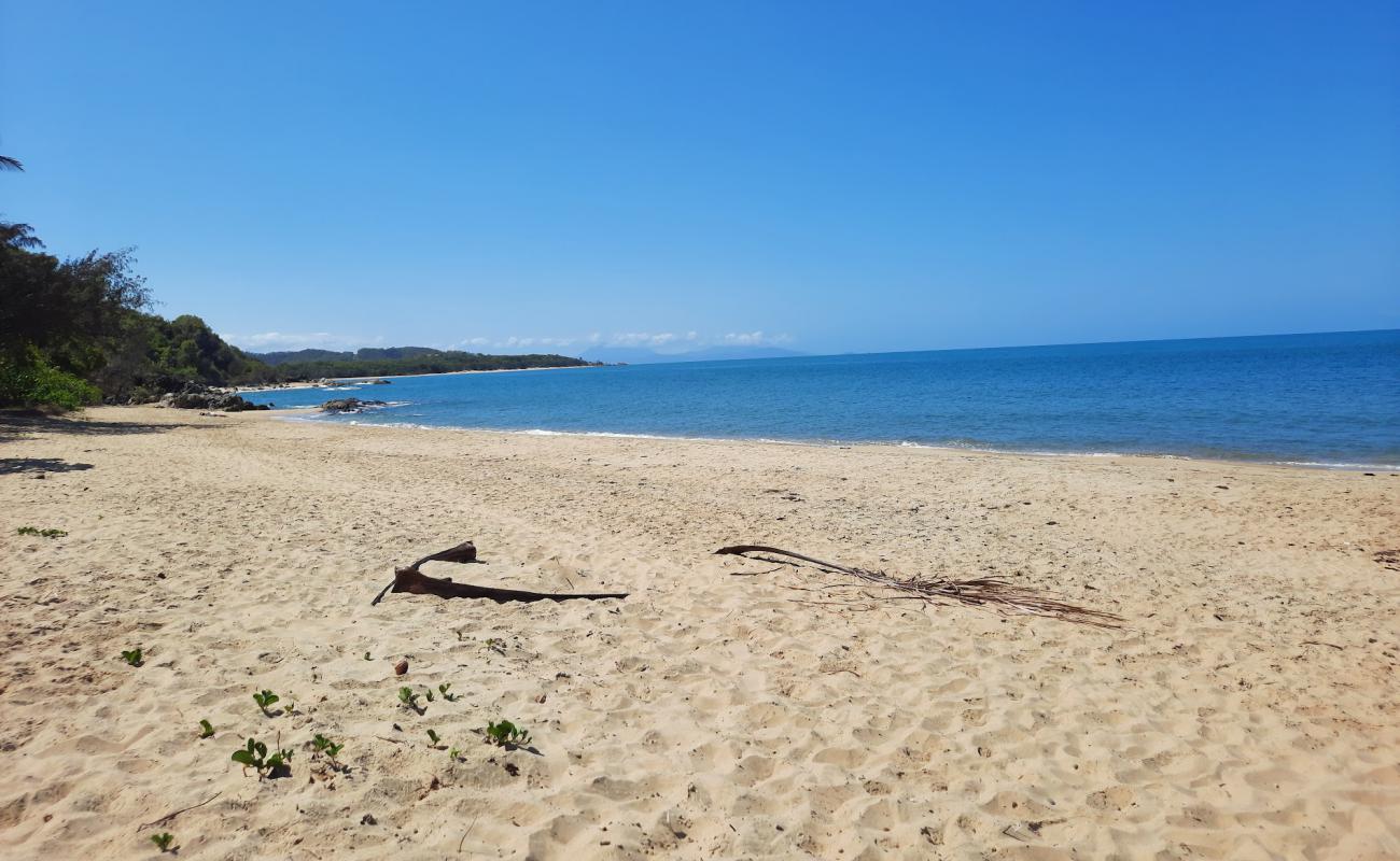 Фото Pretty Beach с светлый песок поверхностью