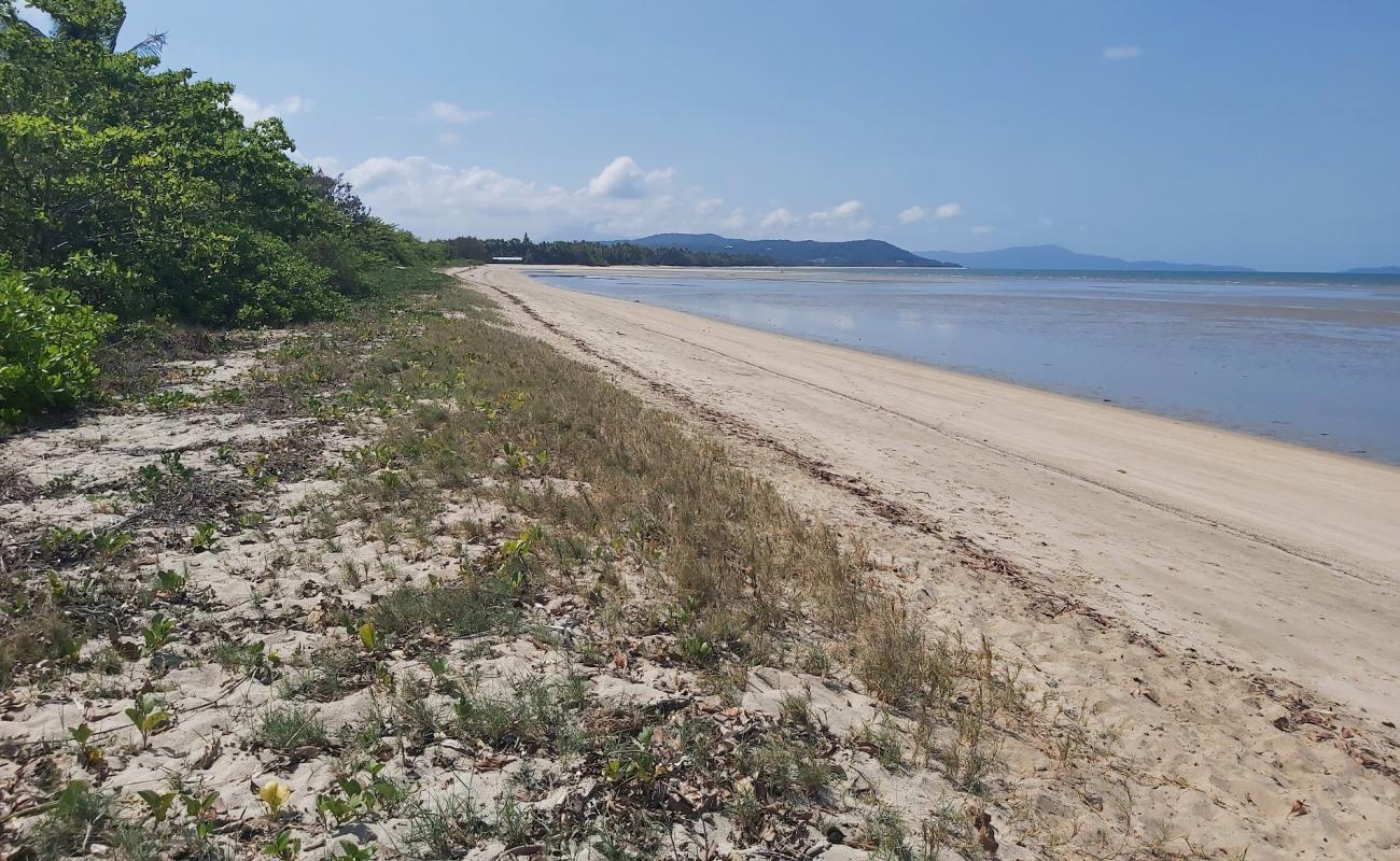 Фото Cooya Beach с светлый песок поверхностью