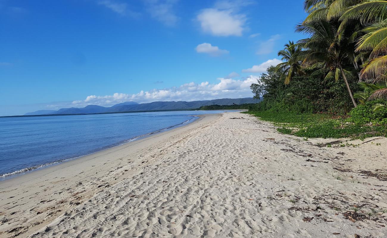 Фото Newell Beach с светлый песок поверхностью