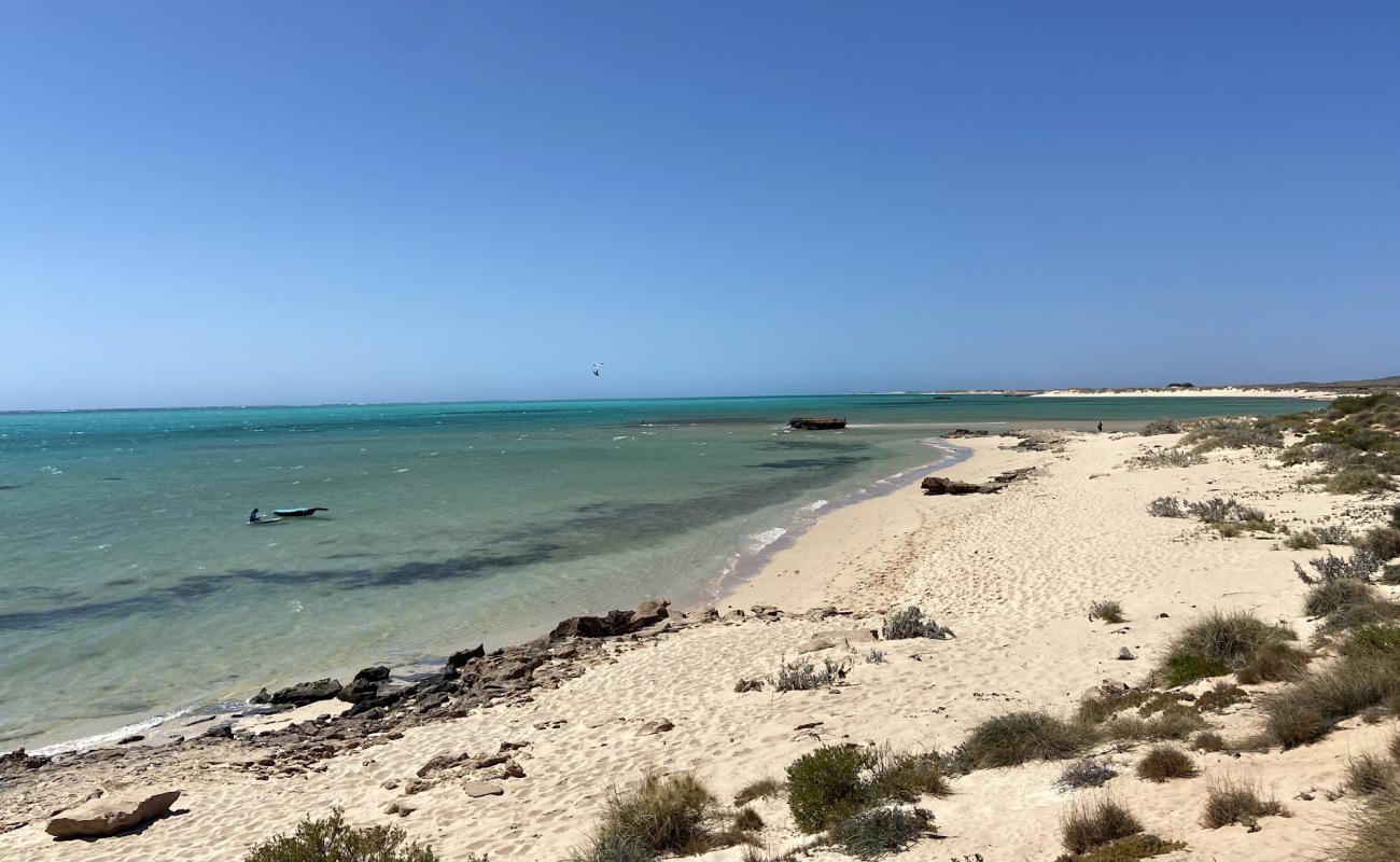 Фото Varanus Beach с светлый песок поверхностью