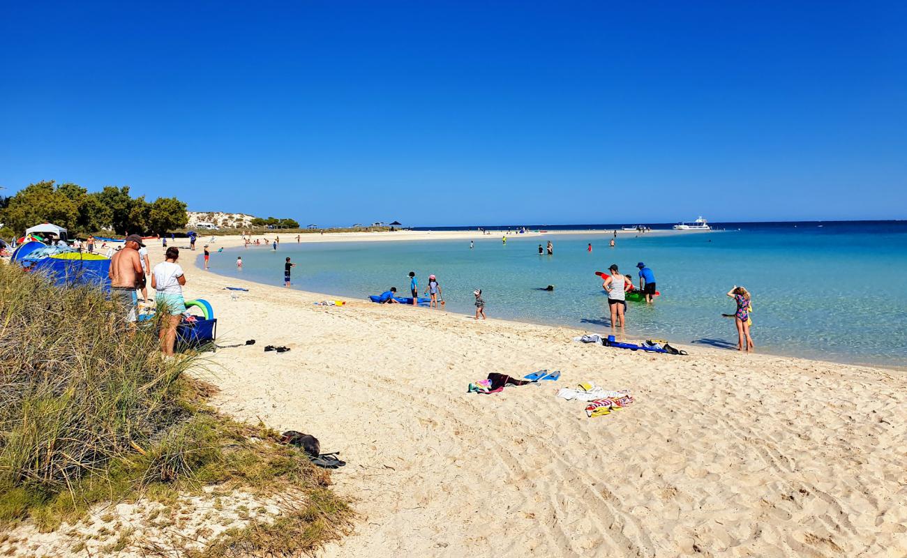 Фото Coral Bay Beach с золотистый песок поверхностью