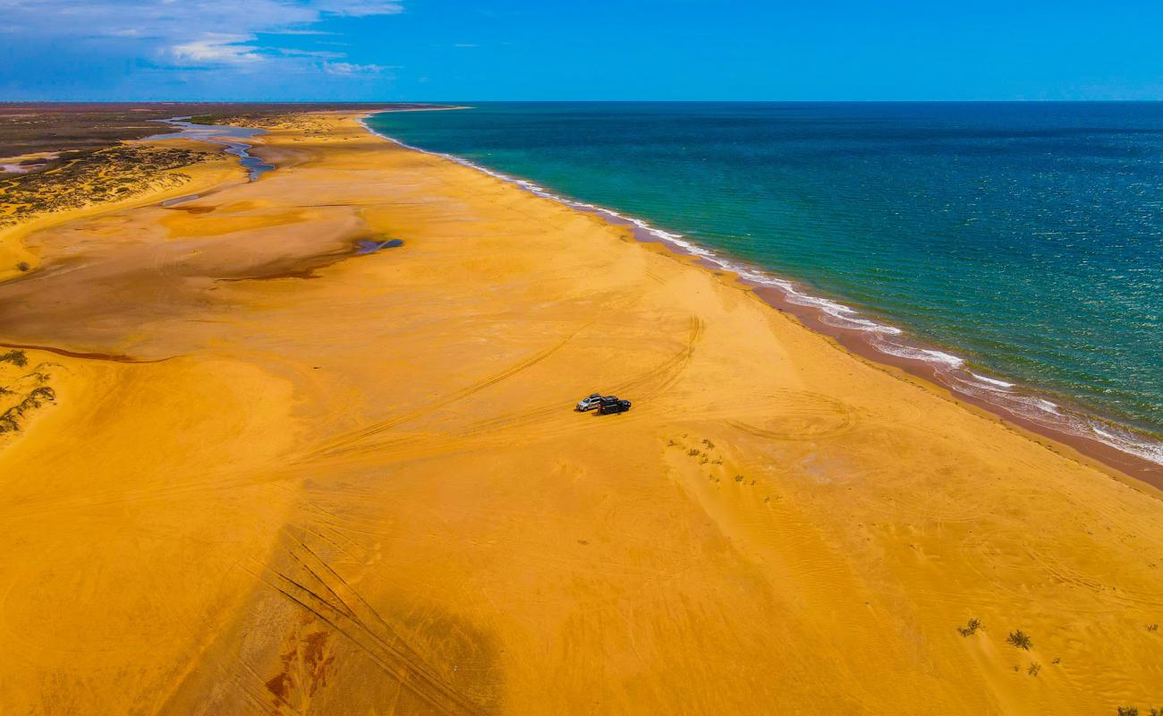 Фото Miaboolya Beach с светлый песок поверхностью