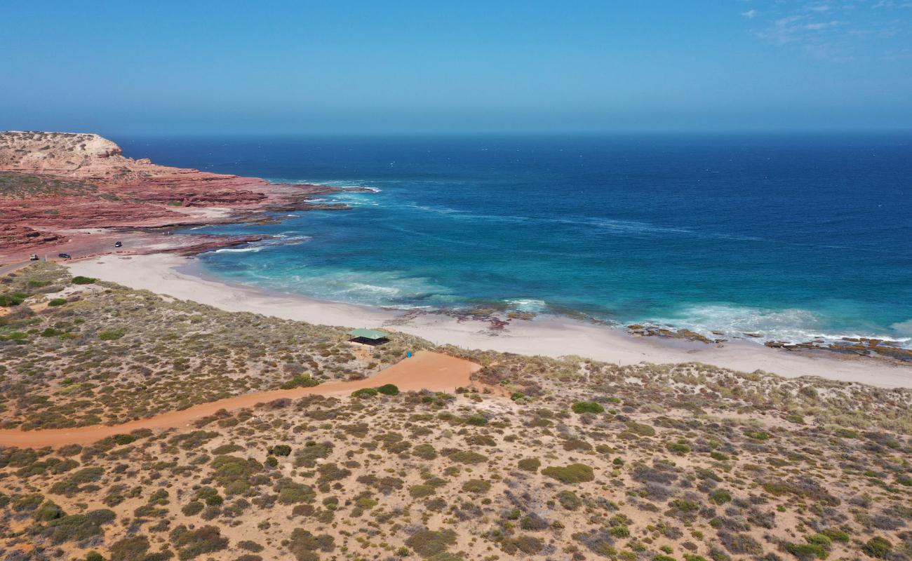 Фото Red Bluff Beach с светлый песок поверхностью