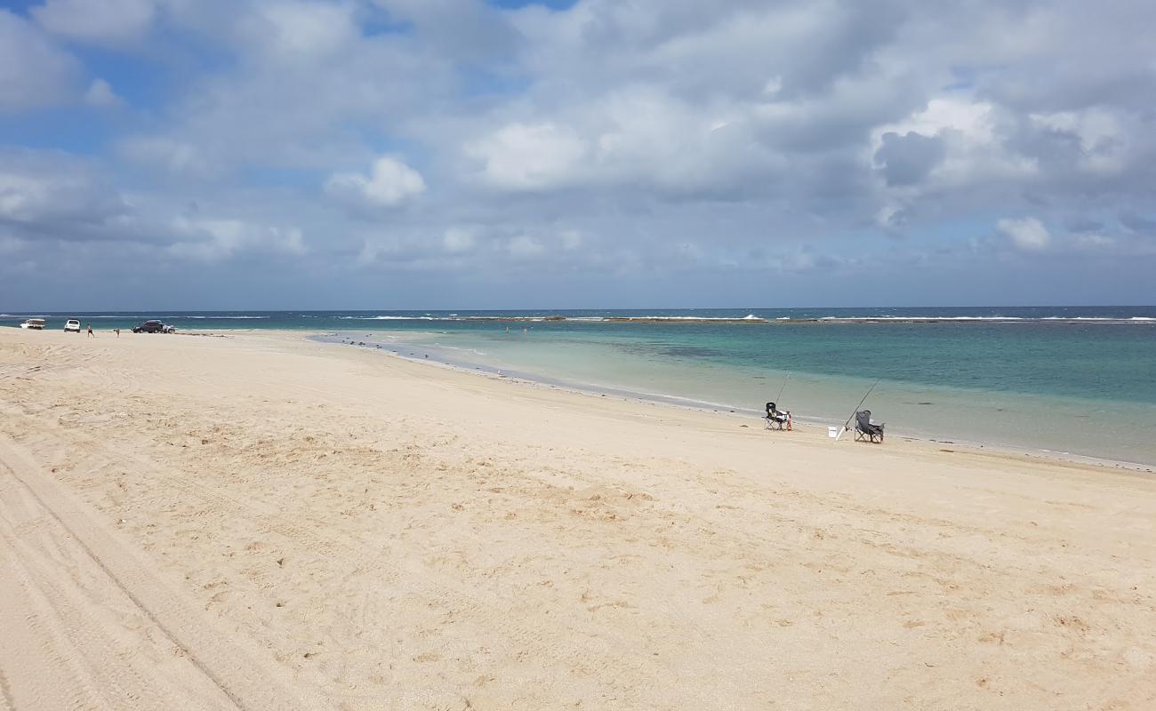 Фото Lucky Bay Shacks с светлый песок поверхностью