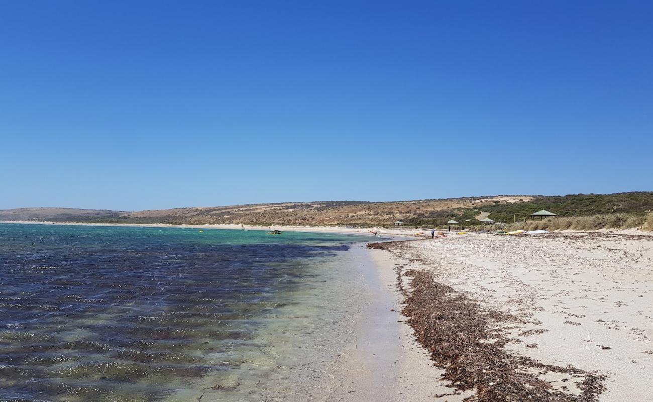 Фото Coronation Beach с светлый песок поверхностью