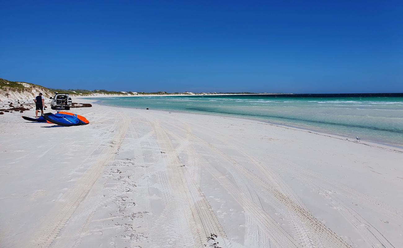 Фото Back Beach Lancelin с белый чистый песок поверхностью