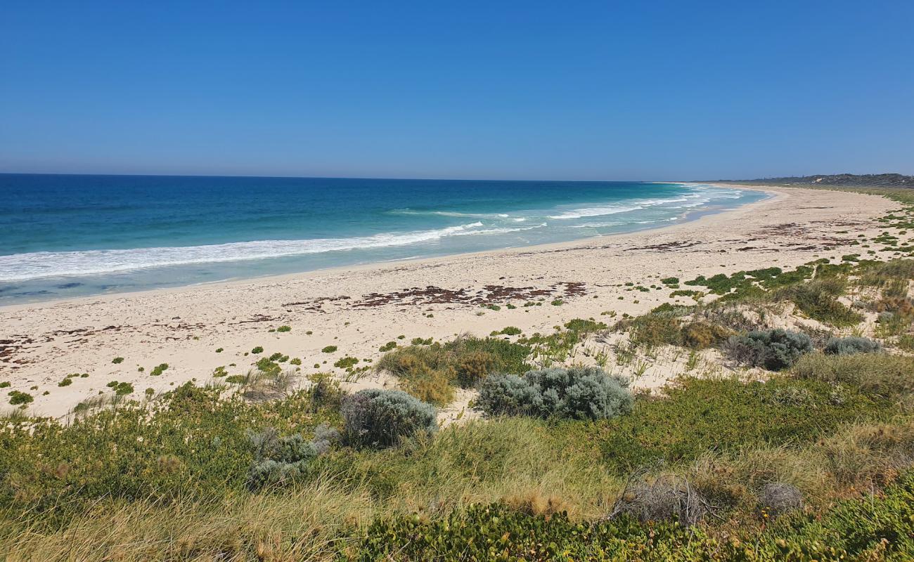 Фото Spot Beach с светлый песок поверхностью