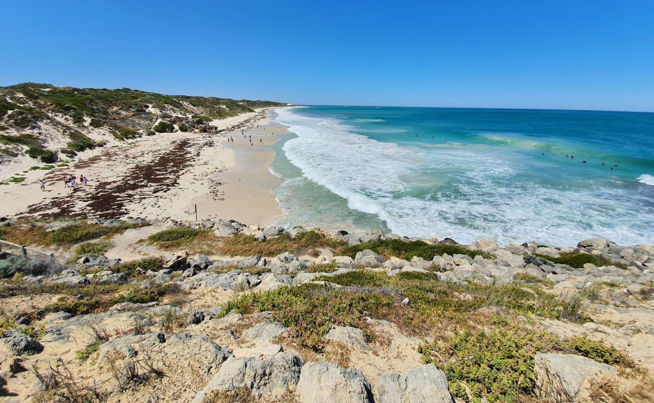 Фото Mindarie Beach с светлый песок поверхностью