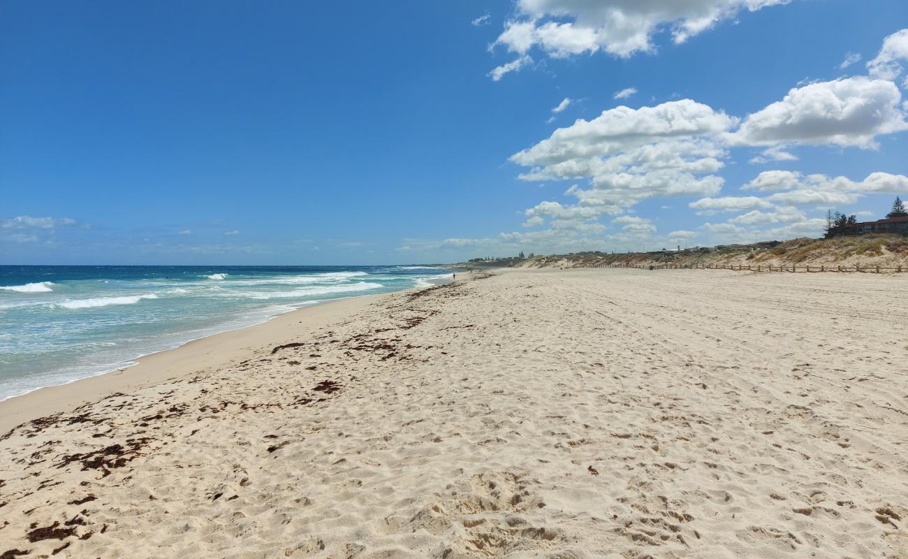 Фото Scarborough Beach с светлый песок поверхностью