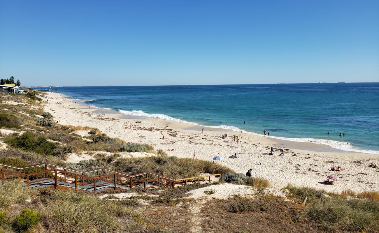 Фото Grand Street Beach с светлый песок поверхностью