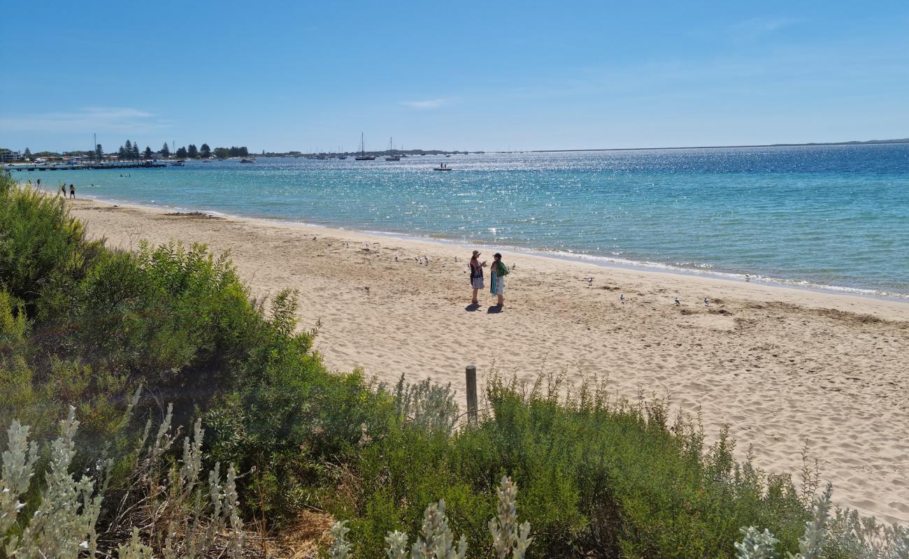 Фото Bell Park Beach с светлый песок поверхностью