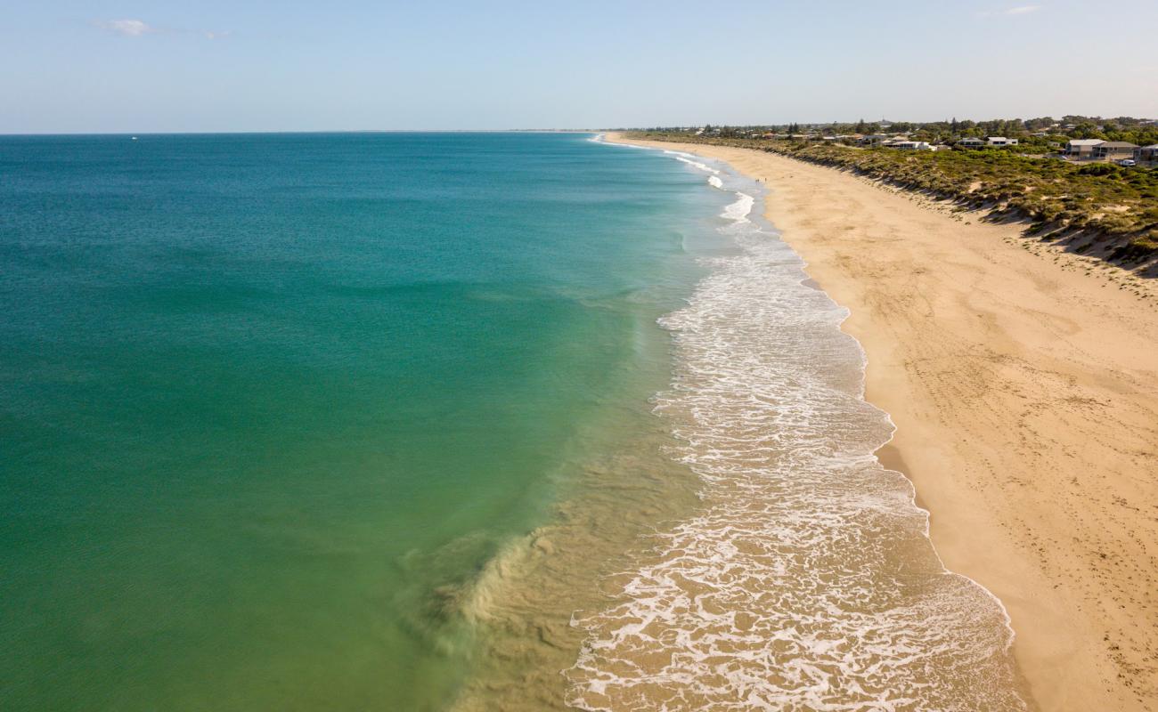 Фото Madora Beach с светлый песок поверхностью