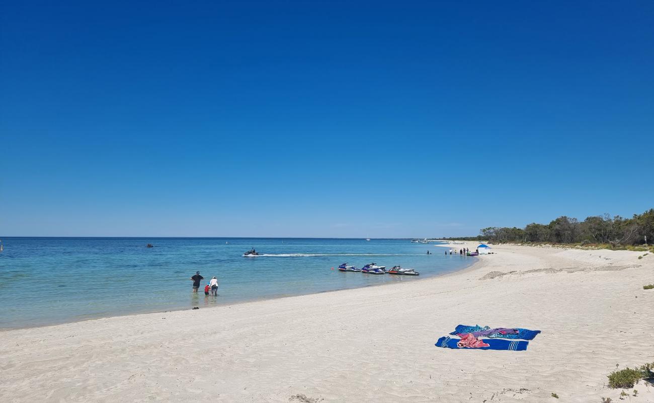 Фото Quindalup Beach с золотистый песок поверхностью