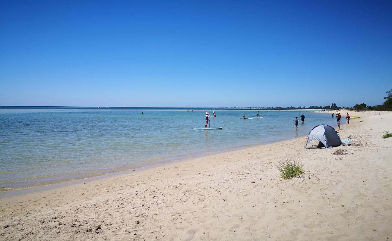 Фото Dunsborough Beach с золотистый песок поверхностью