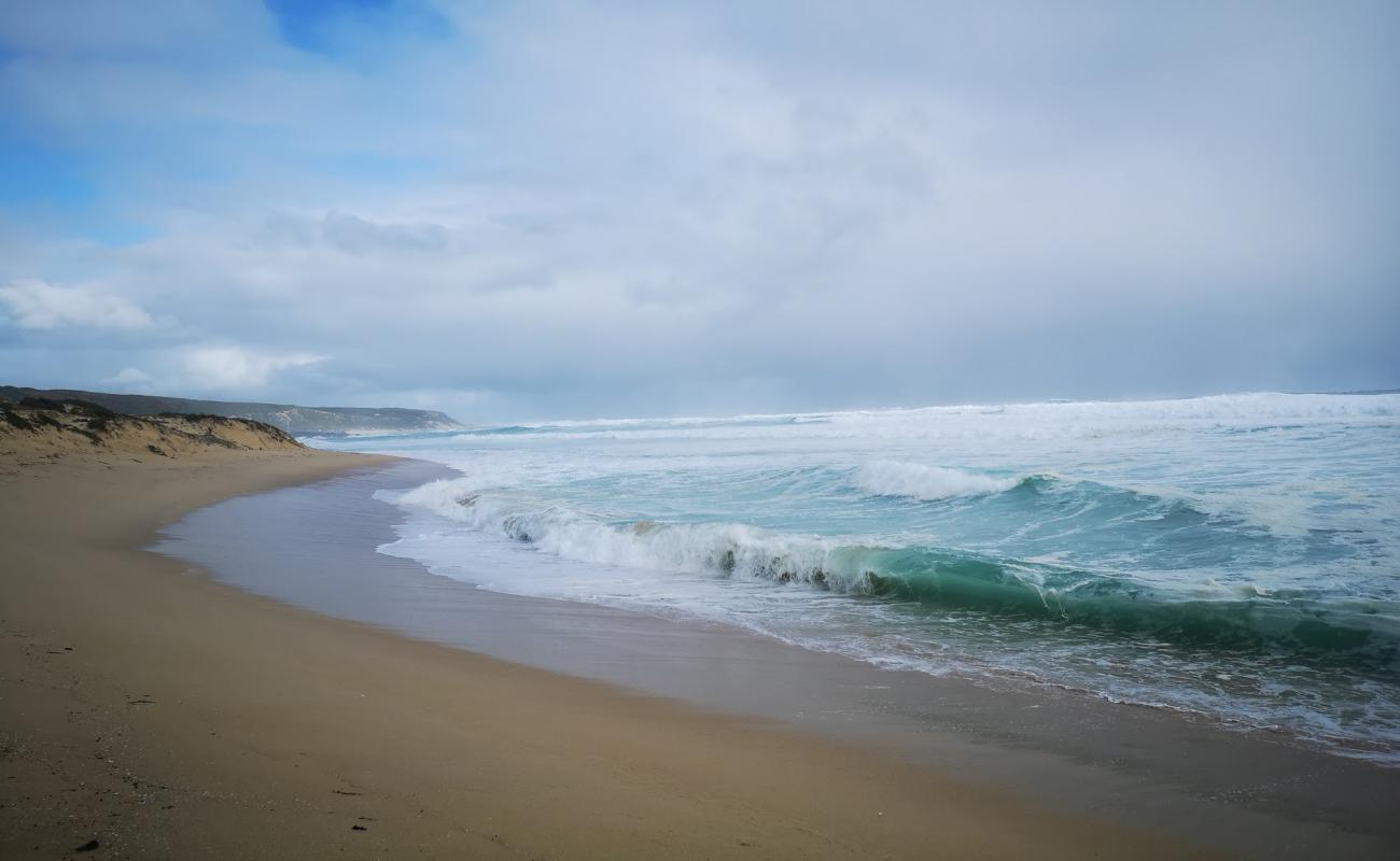 Фото Moses North Beach с светлый песок поверхностью