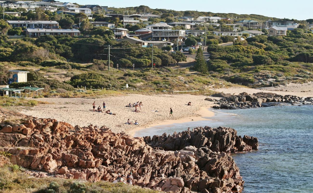 Фото Gracetown Beach с светлый песок поверхностью