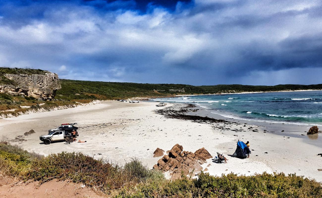 Фото Kilcamup Beach с светлый песок поверхностью