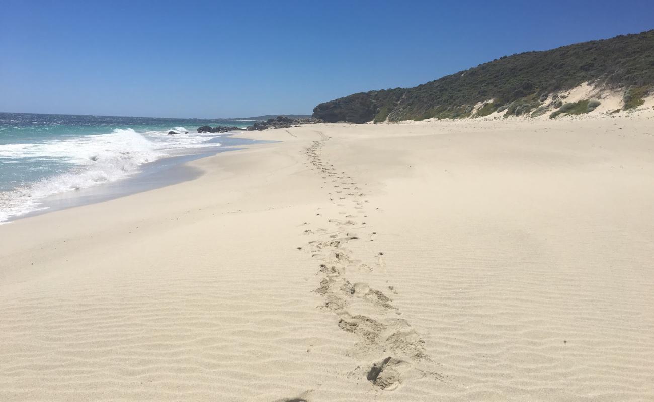 Фото Deepdene Beach с белый чистый песок поверхностью