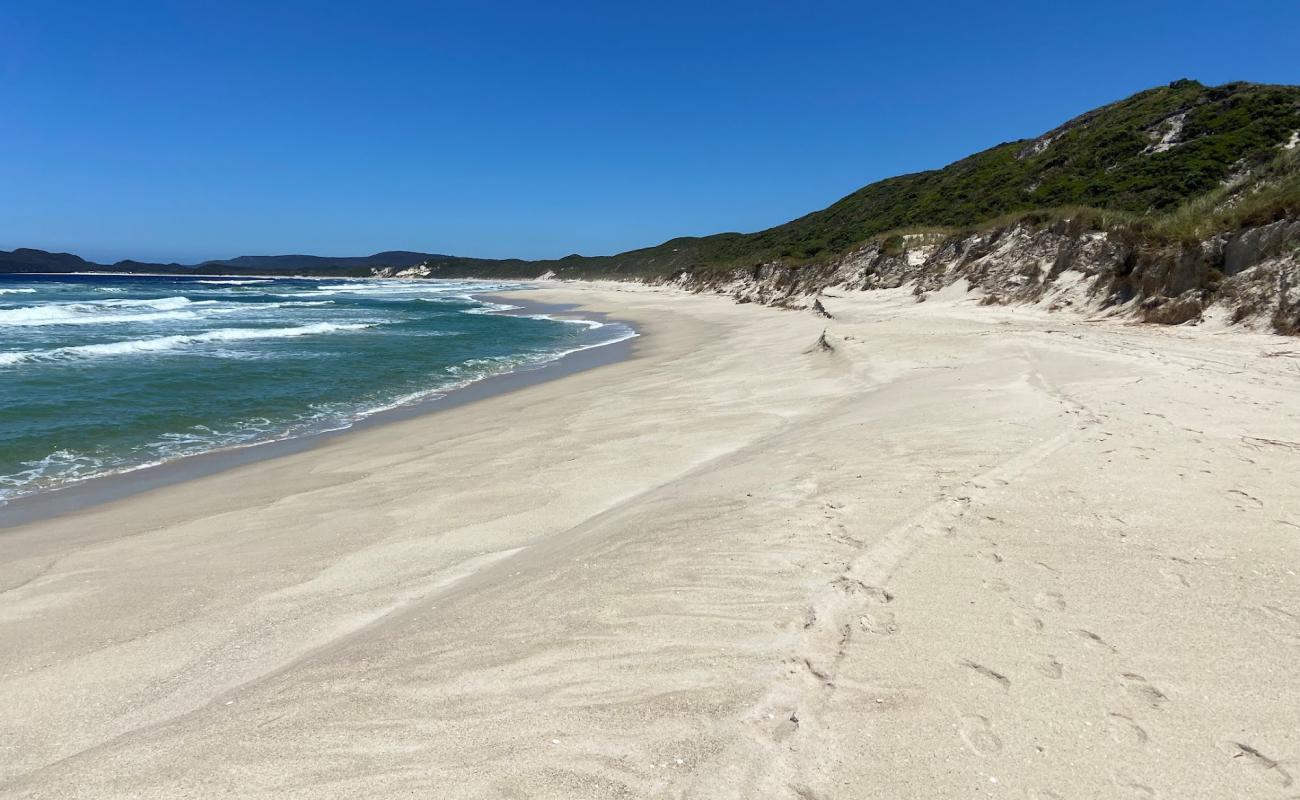 Фото Bellanger Beach с светлый песок поверхностью