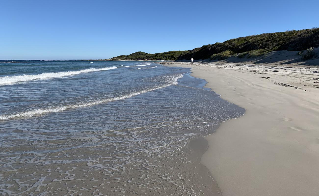 Фото Parry Beach с светлый песок поверхностью