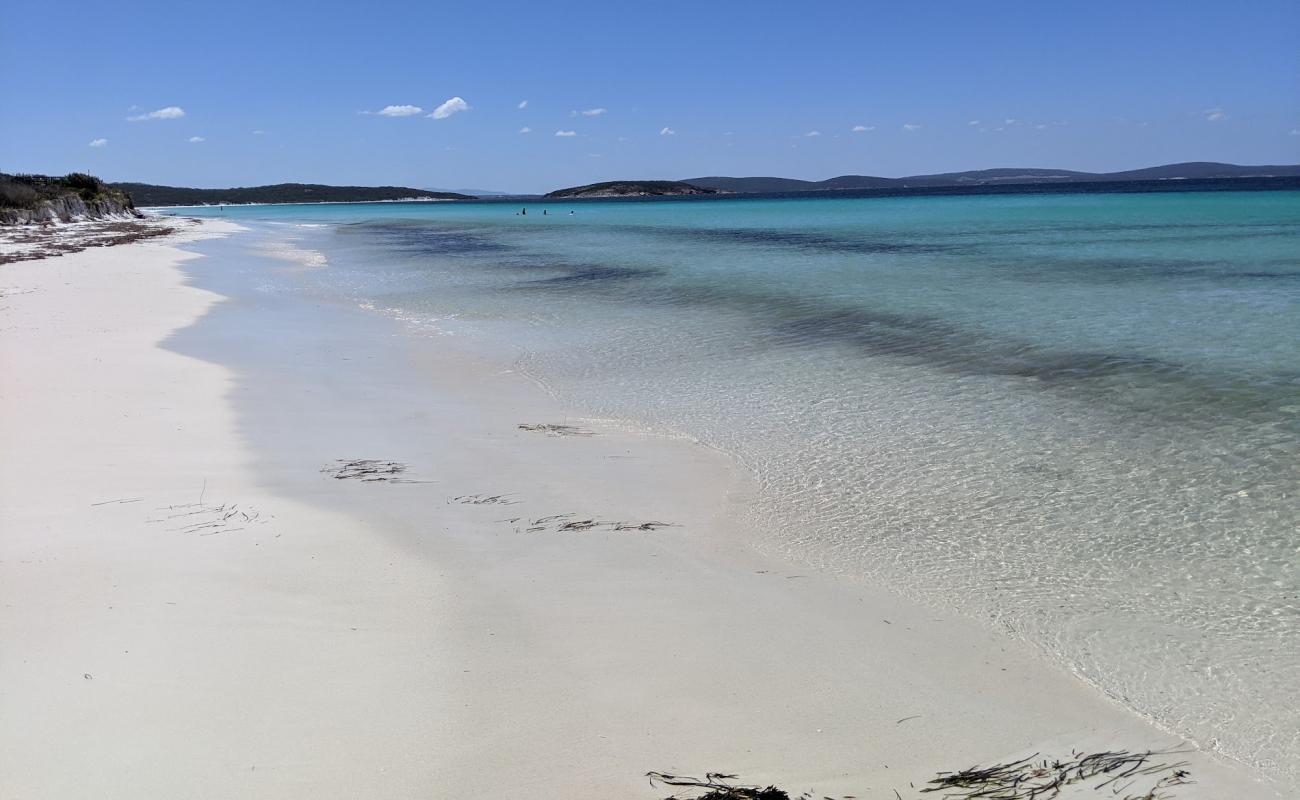 Фото Goode Beach с белый чистый песок поверхностью