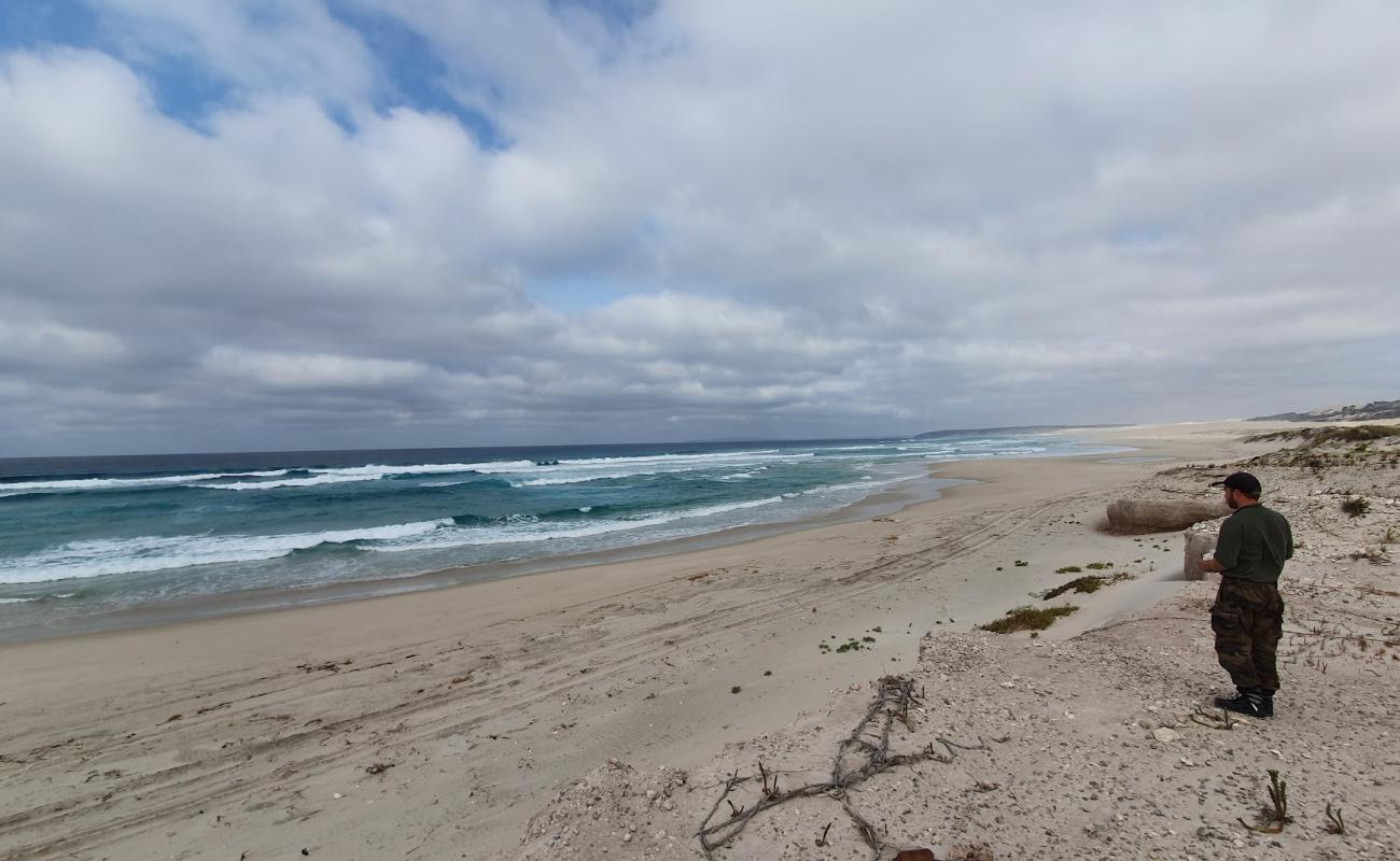 Фото Reef Beach с светлый песок поверхностью