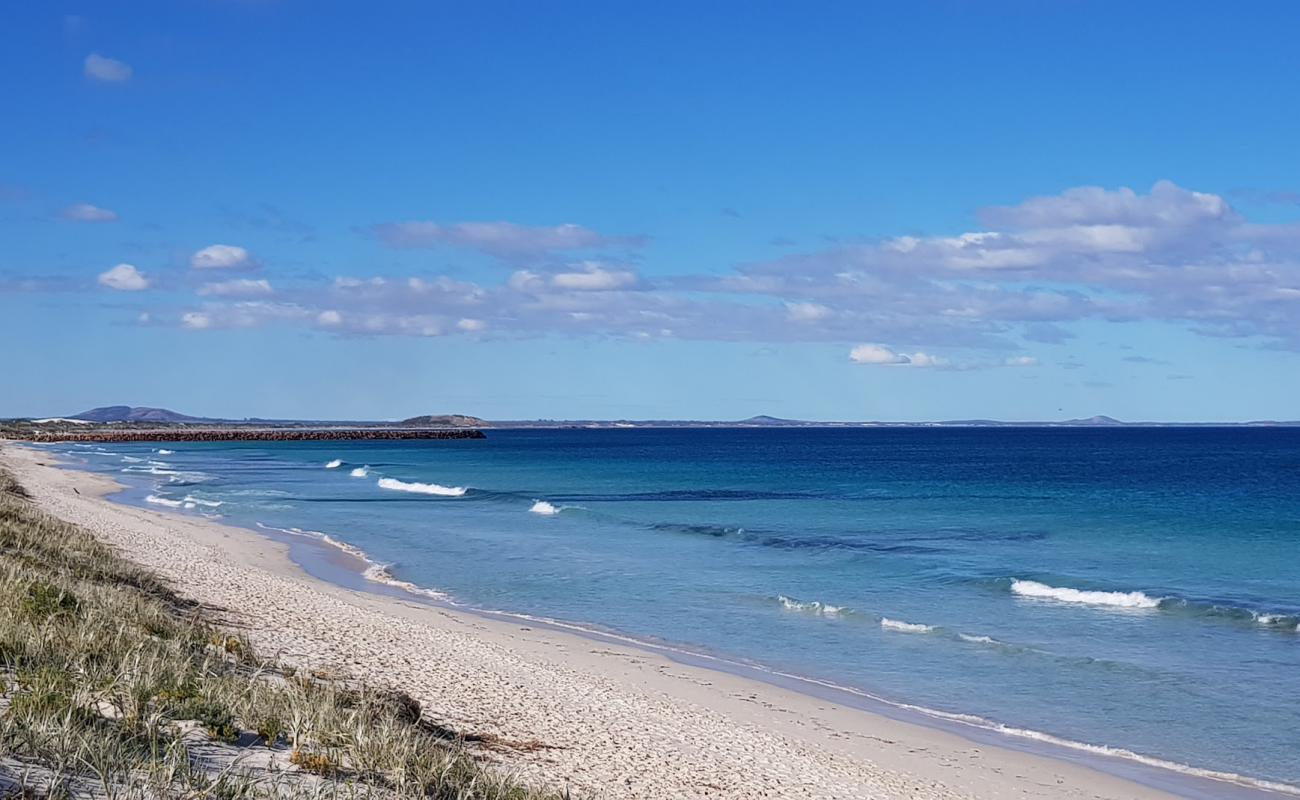 Фото Castletown Beach с белый чистый песок поверхностью