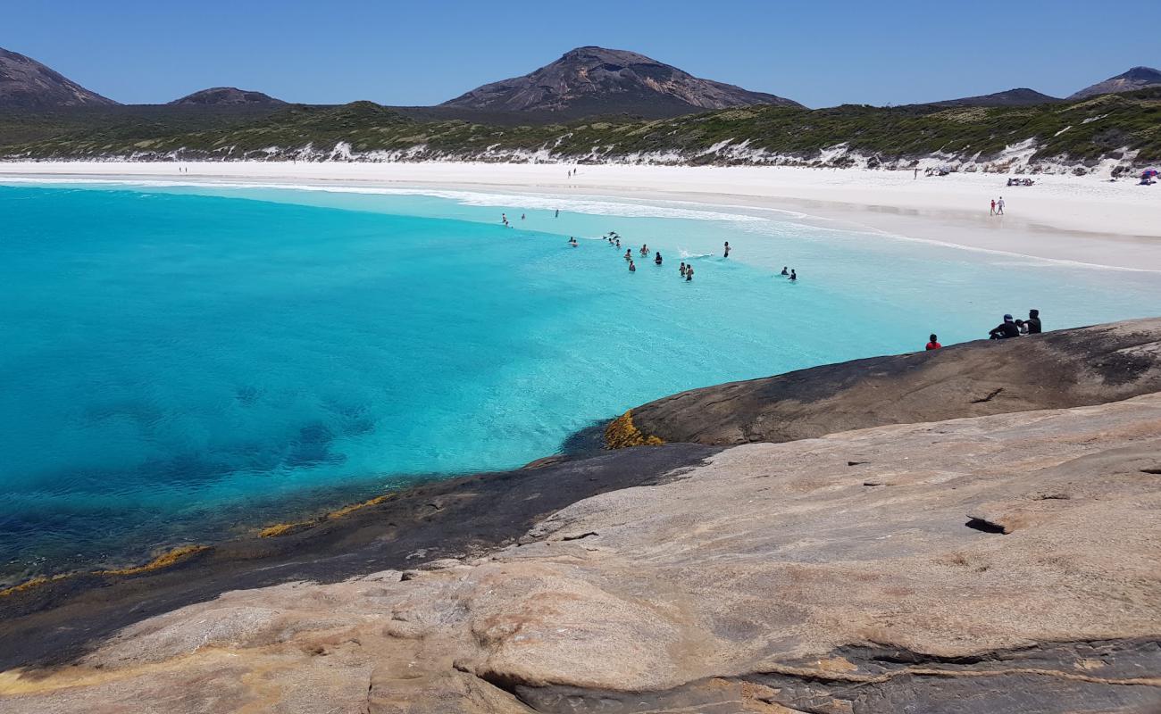 Фото Hellfire Bay Beach с белый чистый песок поверхностью