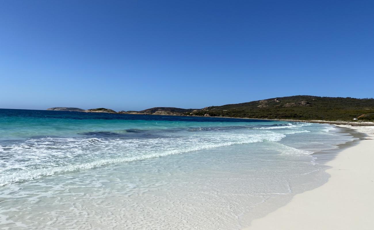 Фото Lucky Bay с белый чистый песок поверхностью