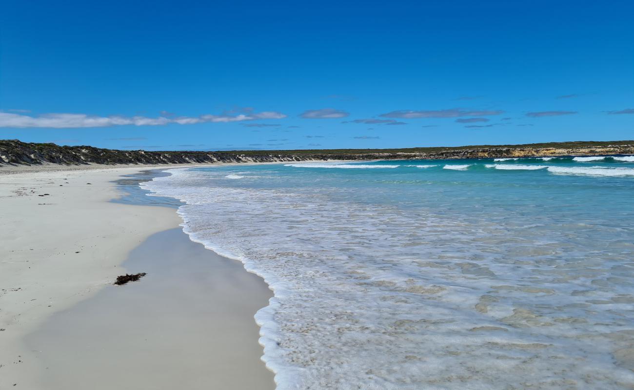 Фото Fishery Bay Beach с светлый песок поверхностью