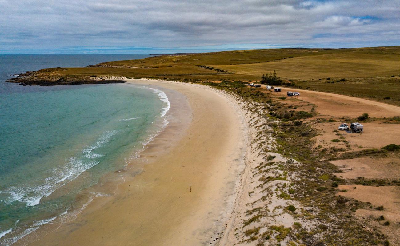 Фото Cowleys Beach с светлый песок поверхностью