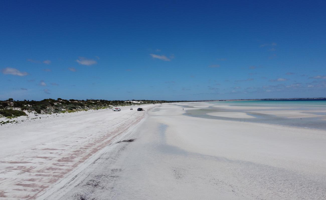 Фото Longbottom Beach с светлый песок поверхностью