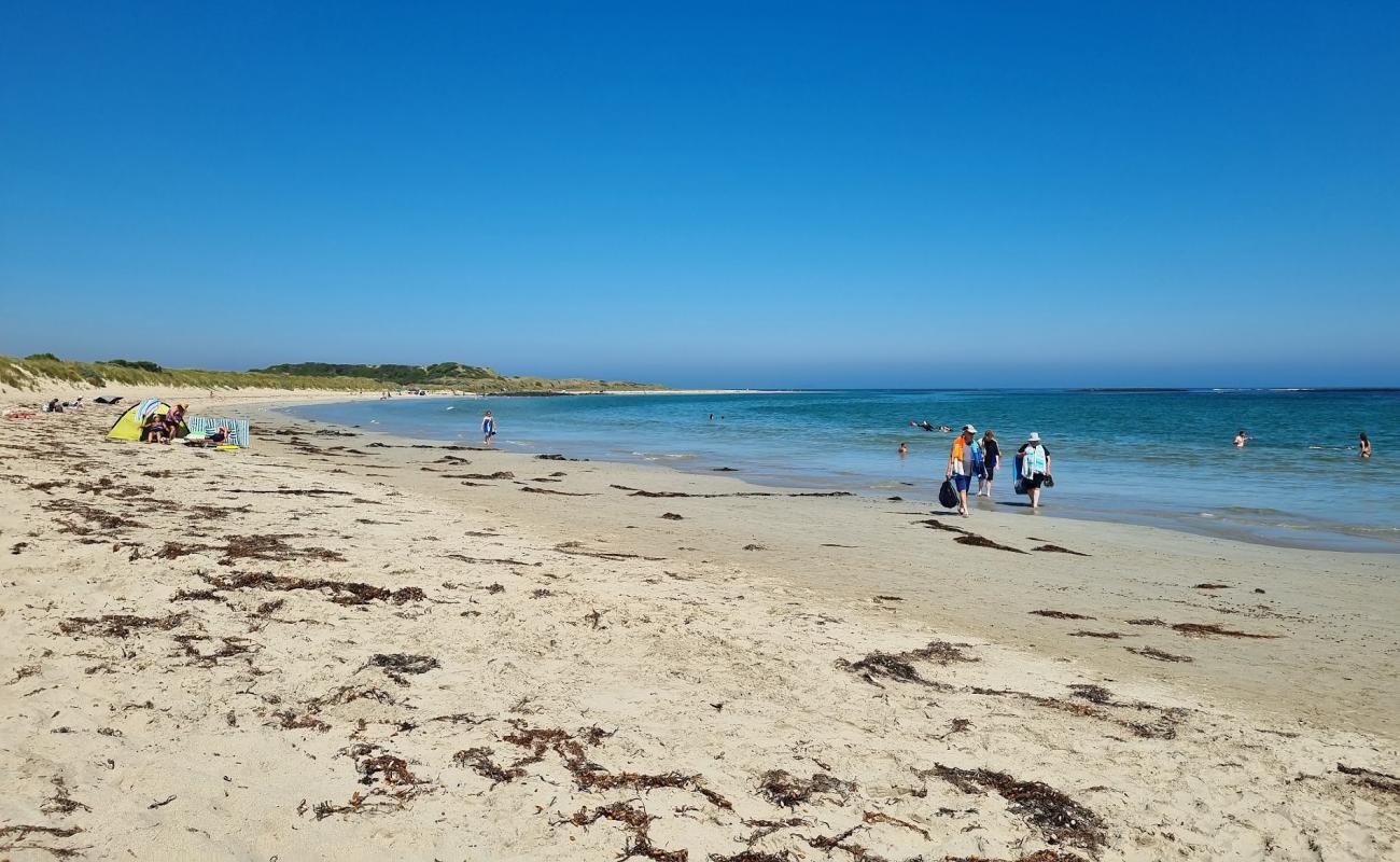 Фото Killarney Beach с светлый песок поверхностью