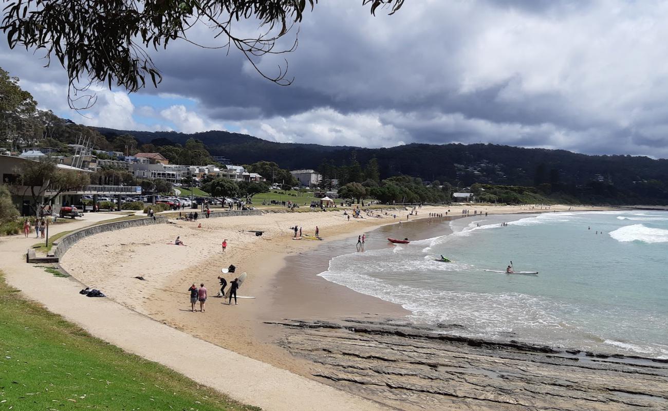 Фото Lorne Beach с светлый песок поверхностью