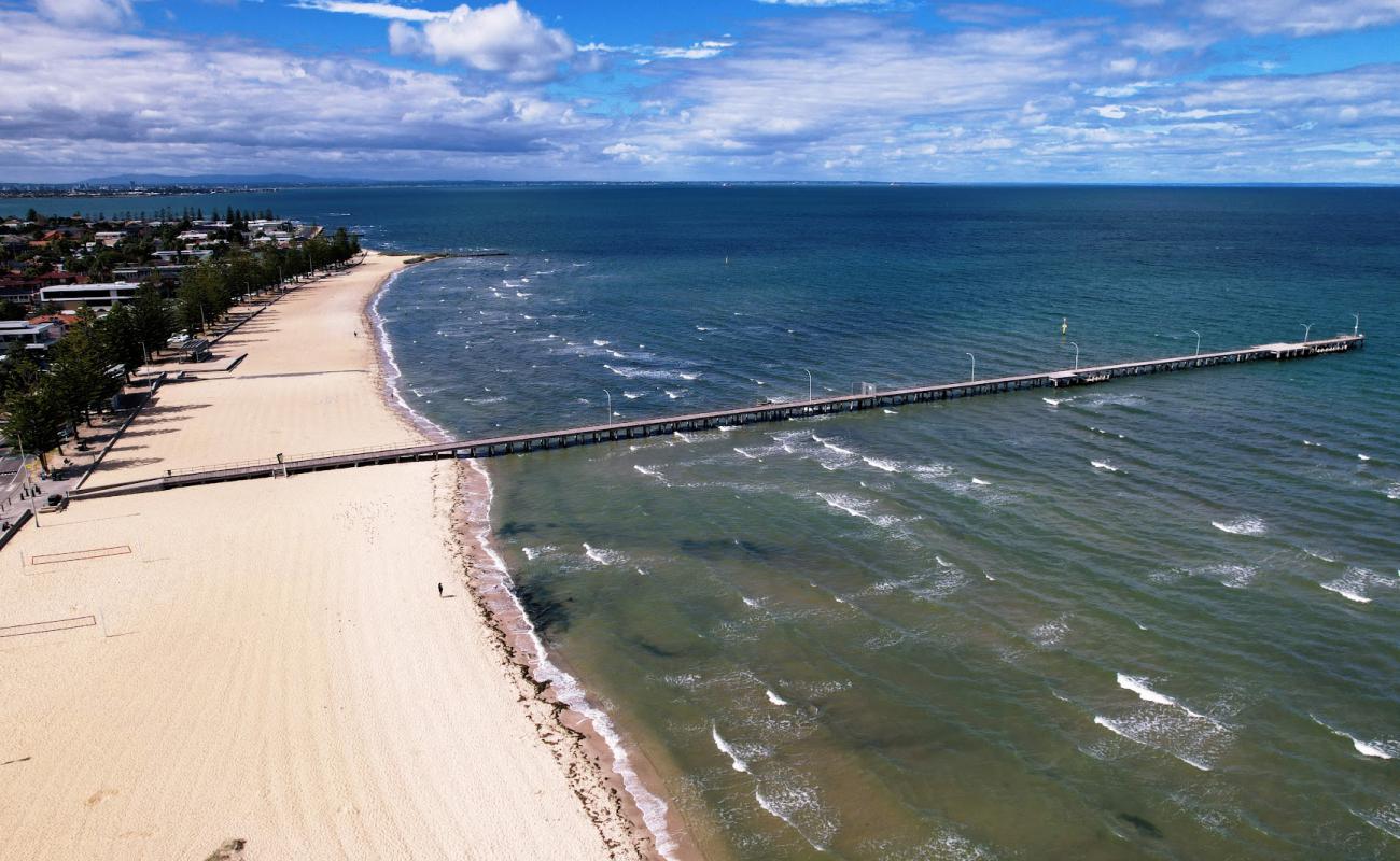 Фото Altona Beach с светлый песок поверхностью