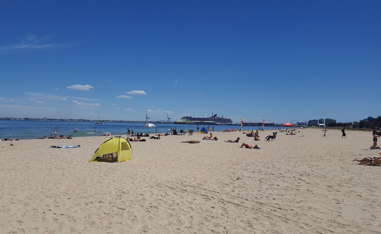 Фото Port Melbourne Beach с светлый песок поверхностью