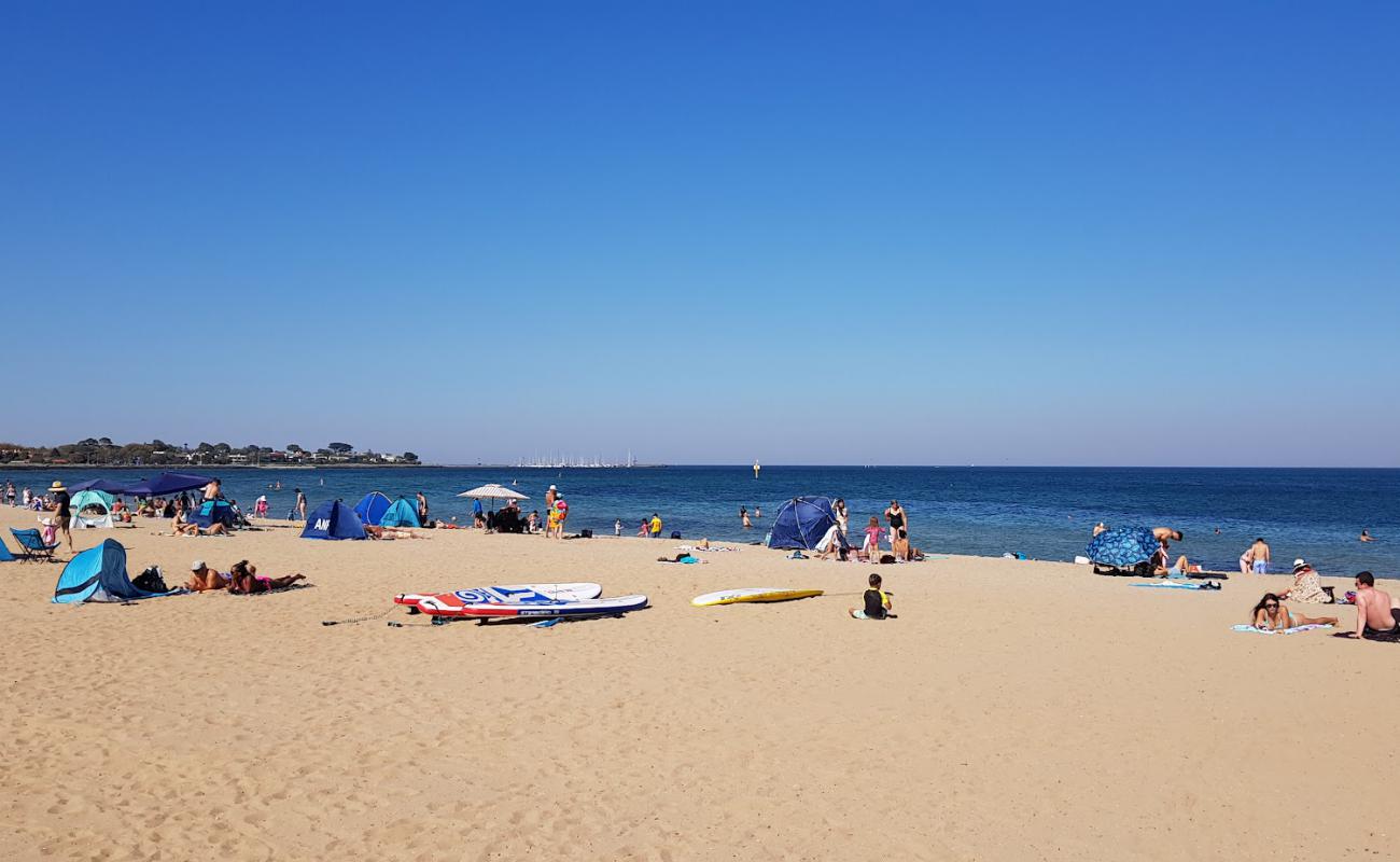 Фото Elwood Beach с светлый песок поверхностью