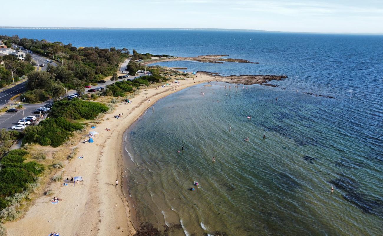 Фото Beaumaris Beach с светлый песок поверхностью