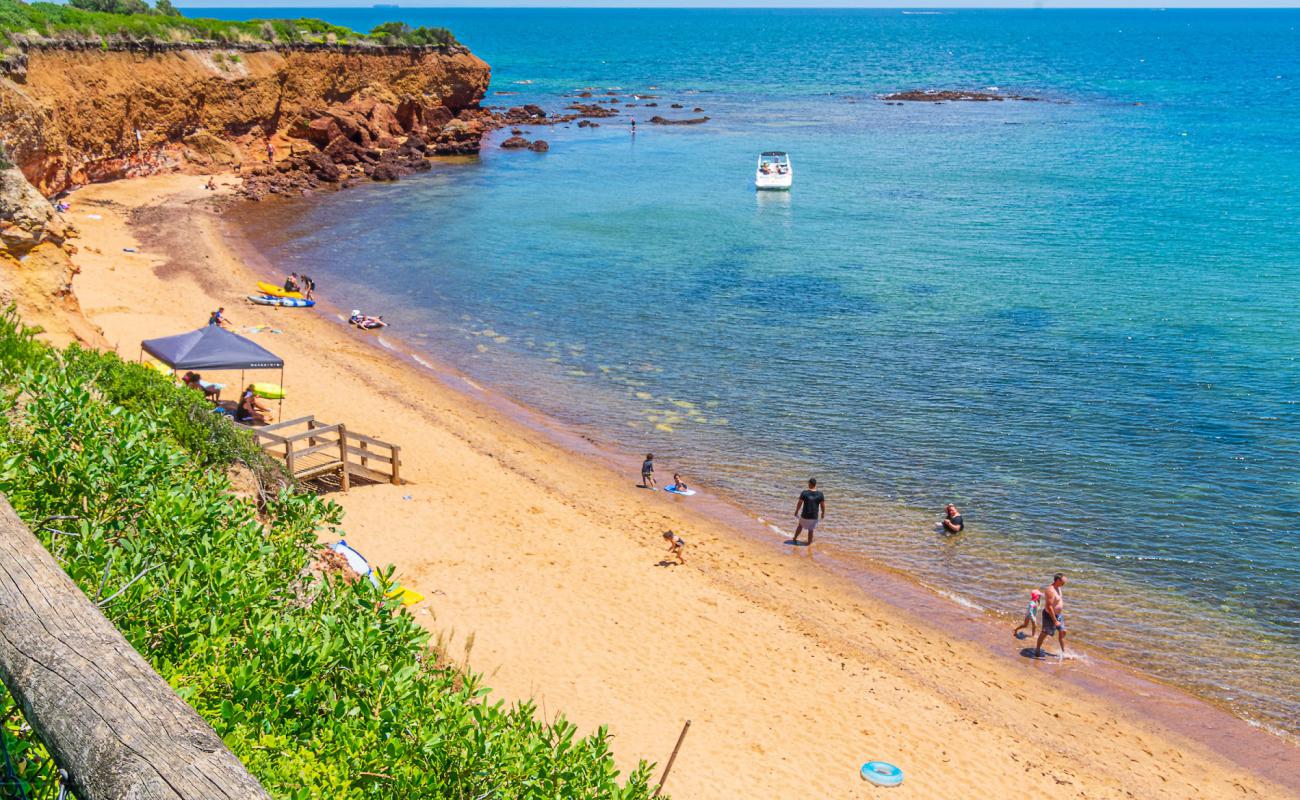 Фото Daveys Bay Beach с светлый песок поверхностью