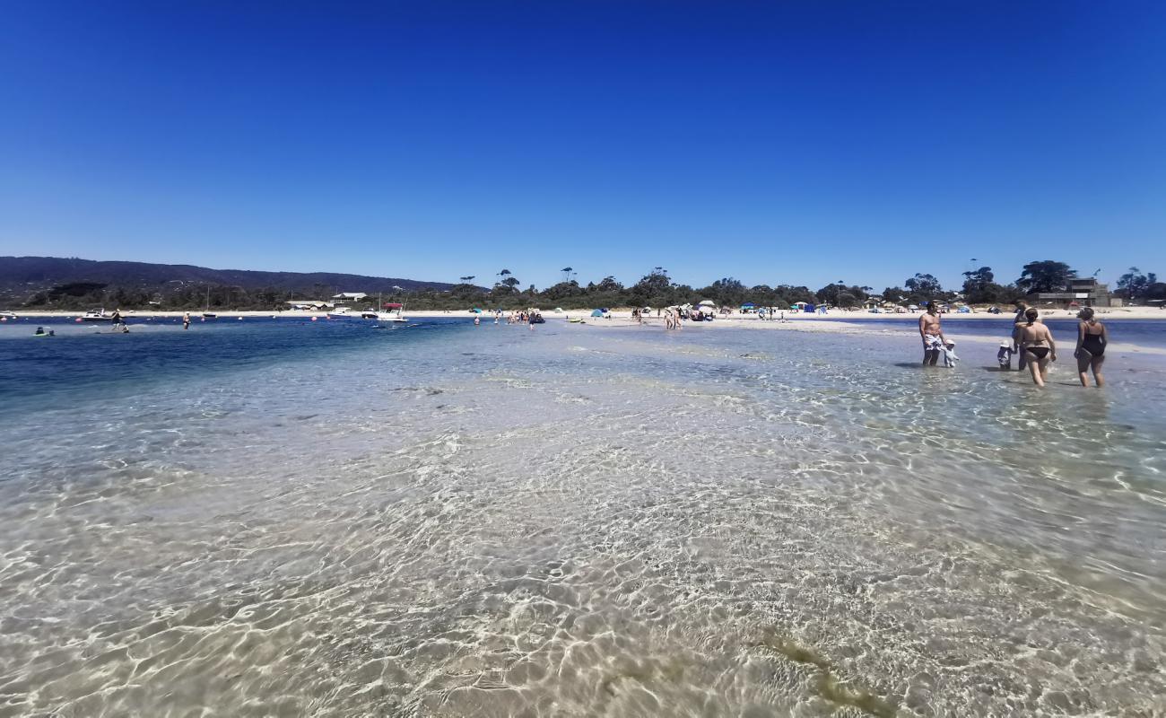 Фото Rosebud Beach с светлый песок поверхностью