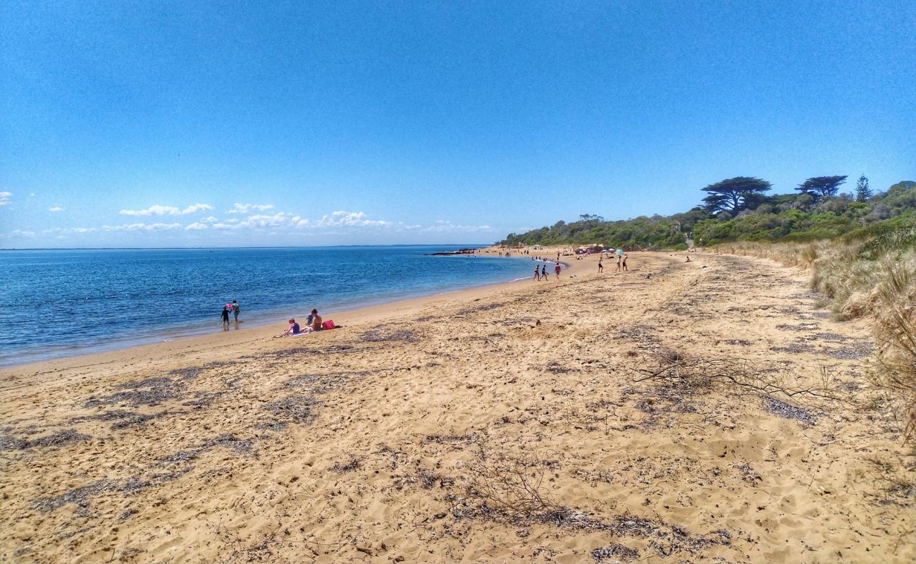 Фото Cowrie Beach с светлый песок поверхностью