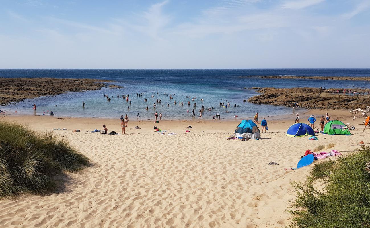 Фото Cape Paterson Bay Beach с светлый песок поверхностью